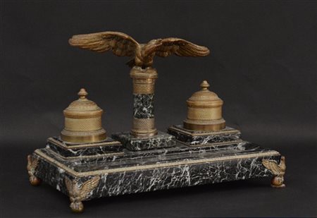 Grande calamaio in marmo verde alpi e metallo dorato decorato al centro da calo