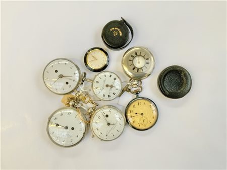 Lotto composto da sei orologi da tasca e una sveglia da viaggio in metallo, arg