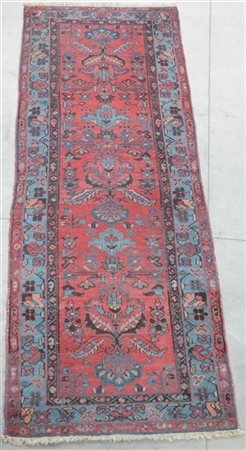 Tappeto Mossul, Persia, secolo XX.
Decoro floreale su fondo rosso. (cm 301x109)