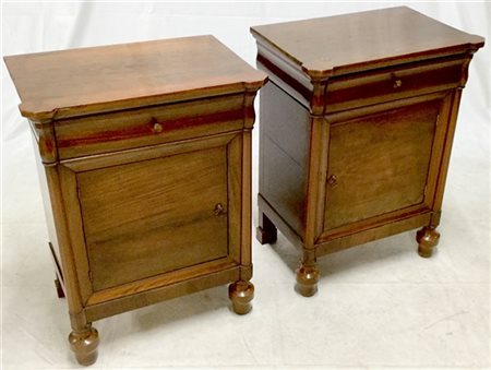 Coppia di comodini ad un anta ed un cassetto, montanti sfaccettati, piedi torni