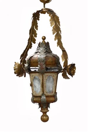 Lanterna di forma esagonale in metallo laccato in policromia e dorato, decorato