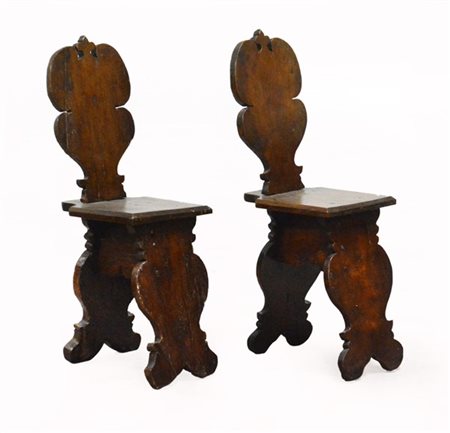 Coppia di sgabelli con schienale alto e gambe sagomati (difetti)