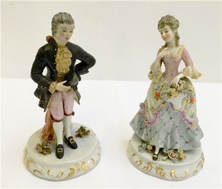 Manifattura del secolo XX "Gentiluomo e Gentildonna" coppia di sculture in porc