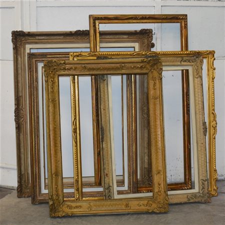 Lotto di sei cornici il legno dorao, intagliato e laccato, misure diverse (dife
