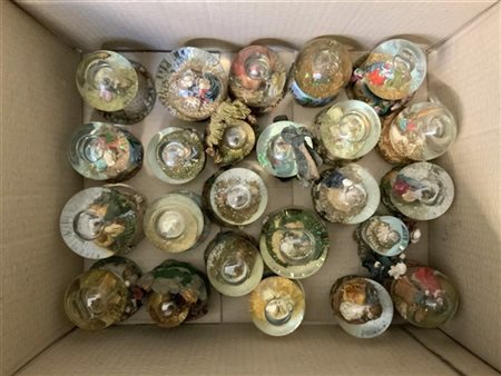 Cartone contenente numerose boule de neige mignon raffiguranti presepi. Vetro e