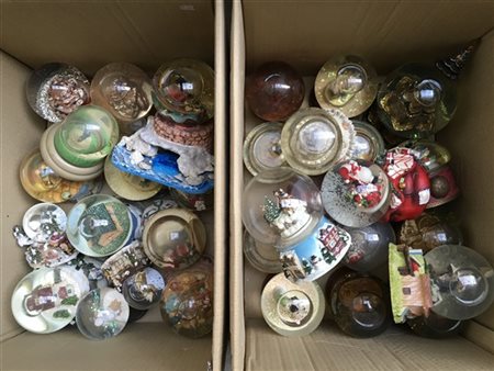 Lotto di due cartoni contenenti numerose boules de neige di soggetti e dimensio