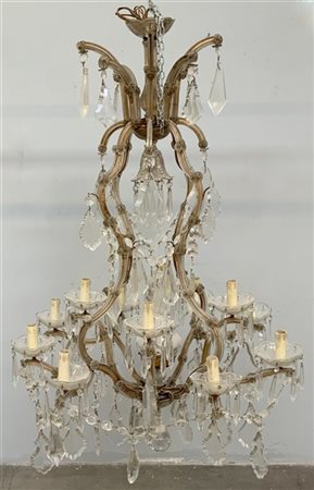 Lampadario a tredici fiamme decorato con prismi e pendagli in cristallo di form