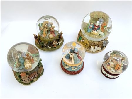 Gruppo di otto boule de neige natalizie con carillon raffiguranti angeli. Vetro