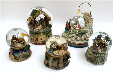 Gruppo di cinque boule de neige natalizie con carillon, raffiguranti presepi. V