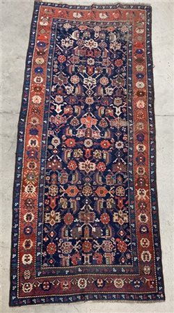 Tappeto Kamseh, secolo XX.
Decoro con motivo Herati policromno su fondo blu not