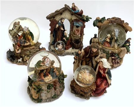 Gruppo di cinque boule de neige natalizie sonore con presepi. Vetro e resina po