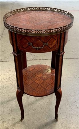 Tavolino da centro ad un cassetto decorato a marquetterie, piano con ringhierin