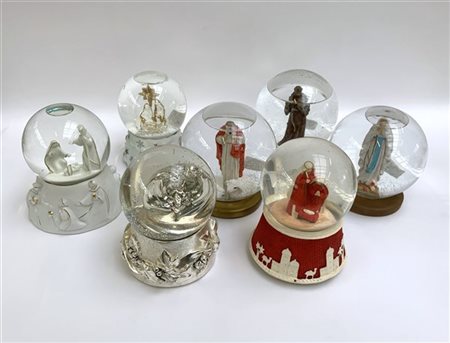 Gruppo di sette boule de neige raffiguranti Santi e Sacra Famiglia, di cui tre