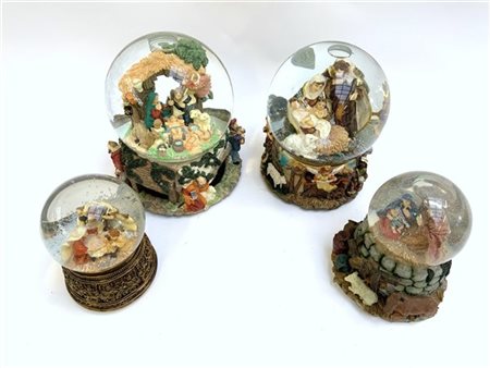 Gruppo di sette boule de neige a tema natalizio alcune con carillon. Vetro e re