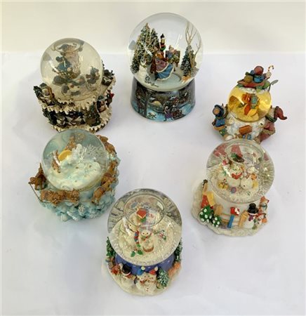 Gruppo di sei boule de neige con carillon a tema natalizio. Vetro e resina poli