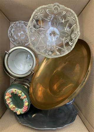 Cartone contenente numerosi oggetti per usi differenti in metallo e vetro (dife