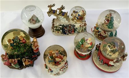 Gruppo di sette boule de neige a tema natalizio di cui quattro con carillon. Ve