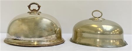 Lotto di due cloche di manifatture inglesi in metallo argentato, una marcata (h