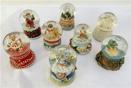 Gruppo di otto boule de neige con carillon principalmente a tema natalizio. Vet