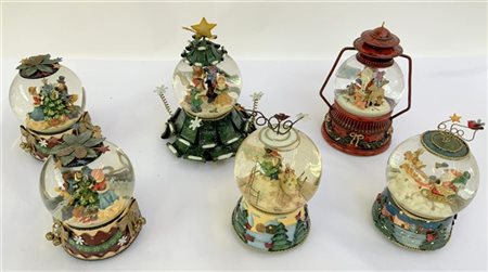 Gruppo di sei boule de neige con carillon a tema natalizio. Vetro, resina polic