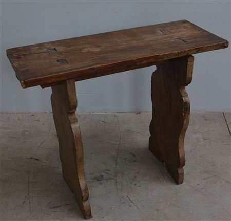 Tavolo d'appoggio con sostegni sagomati(cm 86x70x35) (difetti)