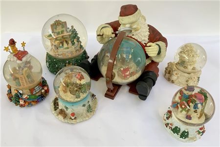 Gruppo di sei boule de neige a tema natalizio di cui tre con carillon e uno con