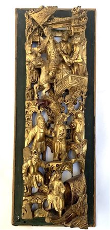 Pannello intagliato e dorato a figure
Cina, inizio sec.XX
(h. cm 42)(difetti)
