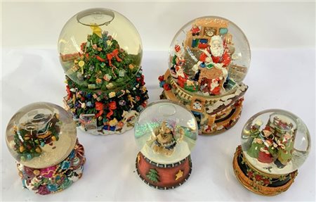 Gruppo di cinque boule de neige con carillon a tema natalizio. Vetro e resina p