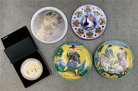 Lotto di cinque piatti decorativi in ceramica dipinta di soggetti e manifatture