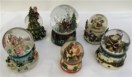 Gruppo di sei boule de neige con carillon a tema natalizio. Vetro e resina poli