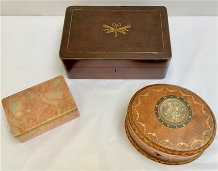 Lotto composto da tre scatole, una in onice, una del secolo XIX e una in pelle,