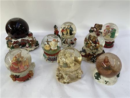 Gruppo di otto boule de neige a tema natalizio di cui quattro musicali. Vetro e