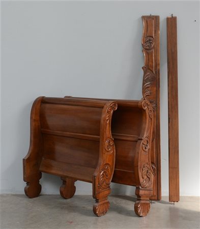 Letto a barca con montanti e fascia frontale scolpiti piedi a conchiglia e volu
