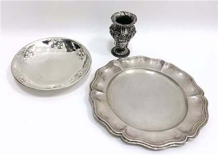 Lotto di due piatti e un vasetto in argento con decori a sbalzo, manifatture ed