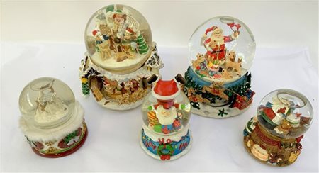 Gruppo di cinque boule de neige con carillon a tema natalizio. Vetro e resina p
