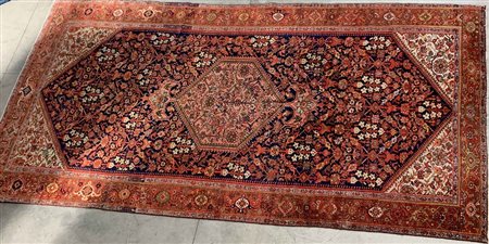 Tappeto Ferahkhan, Persia, secolo XX.
Decoro con medaglioni con puntali. Campo
