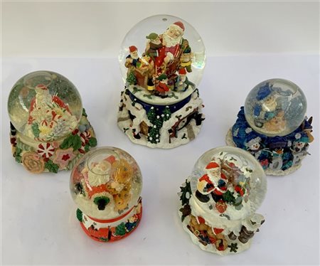 Gruppo di cinque boule de neige con carillon a tema natalizio. Vetro e resina p
