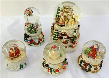 Gruppo di cinque boule de neige con carillon a tema natalizio. Vetro e resina p