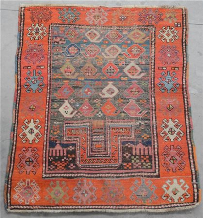 Tappeto preghiera Daghestan, Caucaso, fine secolo XIX.
Mirab decorato con file