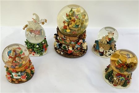 Gruppo di cinque boule de neige con carillon a tema natalizio. Vetro e resina p