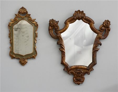 Lotto di due specchiere di forma sagomata in legno intagliato, dorato e laccato