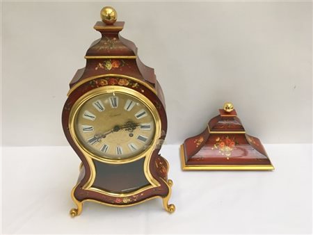 LE CASTEL

Pendola del tipo "Neuchateloise" su mensola in lacca rossa.
Epoca pr