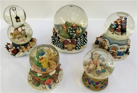 Gruppo di cinque boule de neige con carillon a tema natalizio. Vetro e resina p