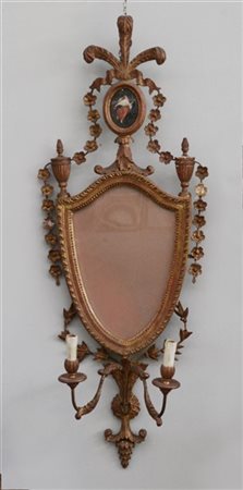 Ventola a due fiamme a forma di scudo in legno intagliato decorato da ghirlande