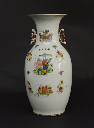 Vaso biansato in porcellana 
Cina, sec. XX 
(h cm 43) (difetti, restauri e manc