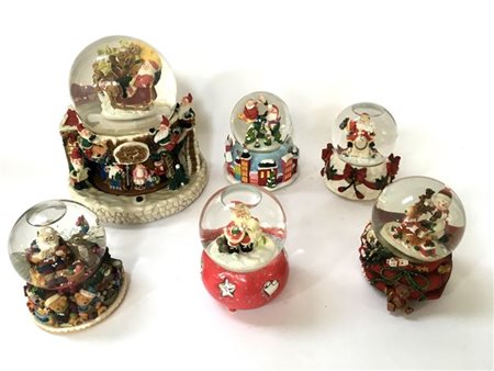 Gruppo di sei boules de neige musicali a tema natalizio. Vetro e resina policro