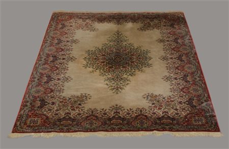 Tappeto meccanico, secolo XX.
Decoro con medaglione floreale su fondo bianco. (