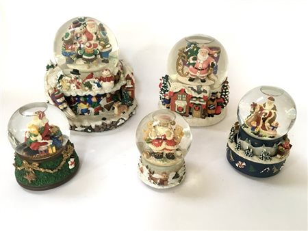 Gruppo di cinque boules de neige musicali a tema natalizio. Vetro e resina poli
