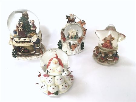 Gruppo di quattro boules de neige con carillon a tema natalizio. Vetro e resina