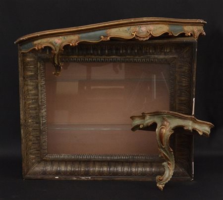 Lotto compsto da una teca pensile e due mensole in legno laccato, intagliato e